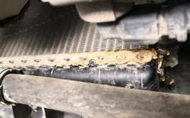龙泉花园附近辅道旁一个水箱竟然出现了漏水(水箱漏水水资源无欲出现了)