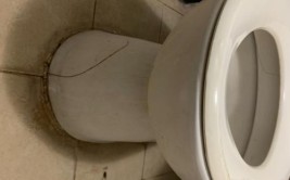 马桶底座开裂、水箱开裂是什么原因？便巢淡黄色污渍怎么清洗？(马桶水箱污渍开裂淡黄色)