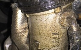 刚开没多久，发动机漏油，还出现异响！4S店是这样解释的……(奥迪漏油发动机是这样没多久)
