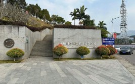 坐着汽车去看滇缅公路：畅游美丽清洁安静的芒市并泡温泉(土司汉人公路的人一座)