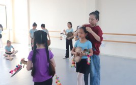 教农村孩子跳舞的北京夫妇：5年帮助62名少数民族孩子走出大山(孩子们孩子关於彝族弦子)