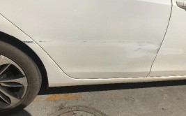 如何轻松解决车门上的刮痕问题？(车门刮痕车主装饰解决)