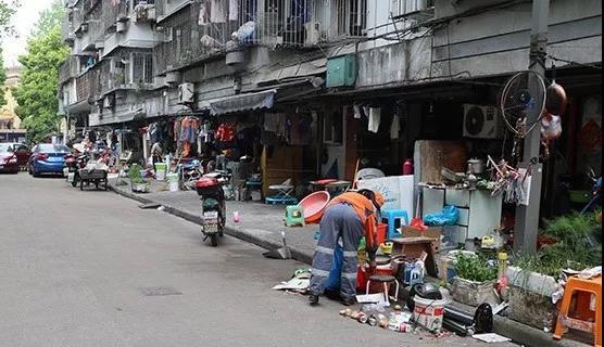 海曙区南苑街229弄52号如何从“脏乱差一条街”蜕变成整洁美观的“公益一条街”?(社区车库南苑一条街委员们) 建筑知识 海曙区南苑街229弄52号如何从“脏乱差一条街”蜕变成整洁美观的“公益一条街”?(社区车库南苑一条街委员们) 建筑知识