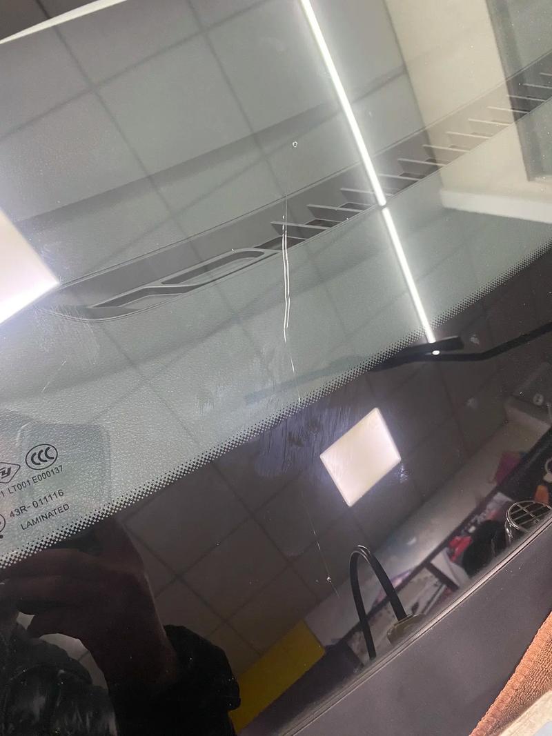 汽车玻璃上砸出了坑怎么办?能修复吗?(修复玻璃出了汽车玻璃裂痕) 汽修知识 汽车玻璃上砸出了坑怎么办?能修复吗?(修复玻璃出了汽车玻璃裂痕) 汽修知识