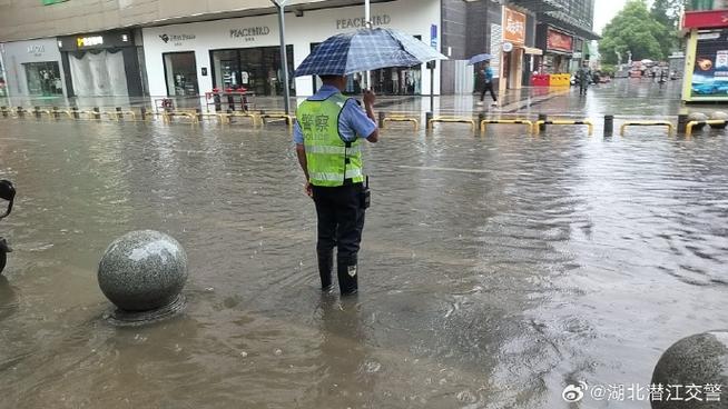 暴雨倾盆!武汉交警提醒→(暴雨天气交警雨量防汛) 汽修知识 暴雨倾盆!武汉交警提醒→(暴雨天气交警雨量防汛) 汽修知识