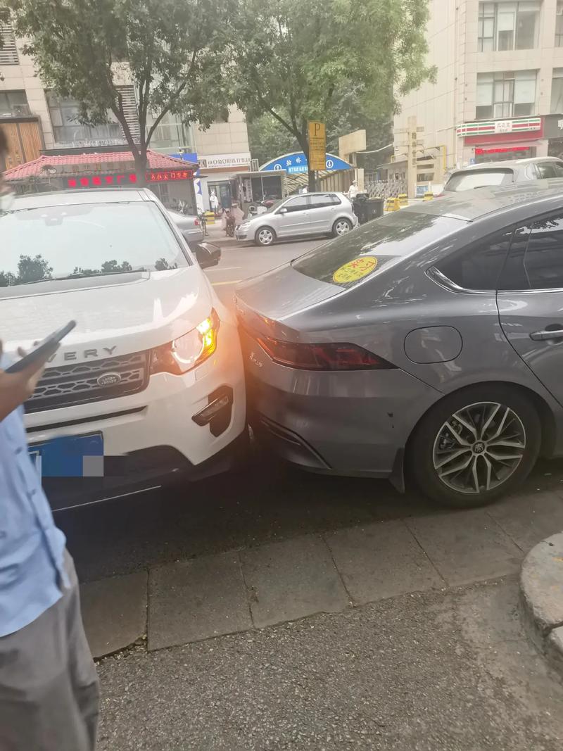 倒车连撞4辆汽车(驾驶人交警倒车事故检测) 汽修知识 倒车连撞4辆汽车(驾驶人交警倒车事故检测) 汽修知识