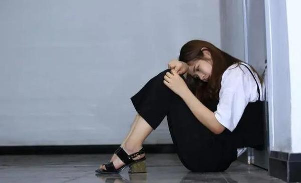 猛!一男子硬生生徒手掰开车门!就是为了…(掰开车门硬生生一男子环球) 汽修知识 猛!一男子硬生生徒手掰开车门!就是为了…(掰开车门硬生生一男子环球) 汽修知识