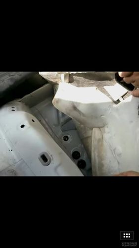 奔驰A200车内底板漏水检修(漏水底板车内检修奔驰) 汽修知识 奔驰A200车内底板漏水检修(漏水底板车内检修奔驰) 汽修知识