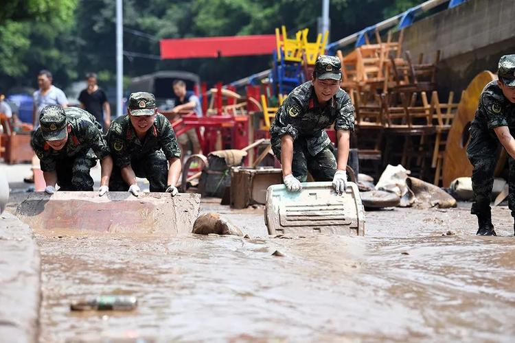 家中有我们!” 洪水退后,双胞胎武警帮忙清淤泥(淤泥双胞胎武警战友家中) 汽修知识 家中有我们!” 洪水退后,双胞胎武警帮忙清淤泥(淤泥双胞胎武警战友家中) 汽修知识