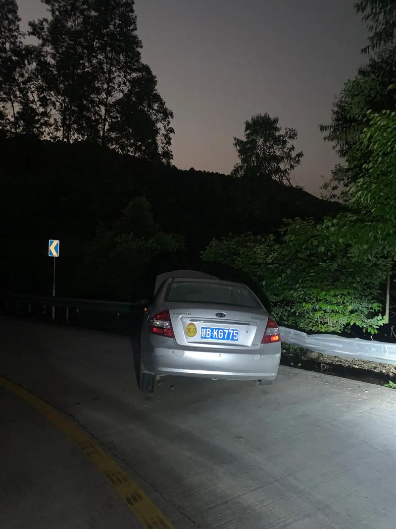 车内却找不到司机(小轿车护栏司机车内找不到) 汽修知识 车内却找不到司机(小轿车护栏司机车内找不到) 汽修知识