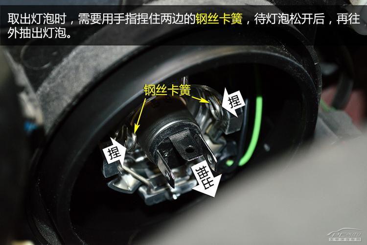 《自己能做别求人》老司机教你如何秒换车内顶灯(顶灯车内拆卸求人能做) 汽修知识 《自己能做别求人》老司机教你如何秒换车内顶灯(顶灯车内拆卸求人能做) 汽修知识