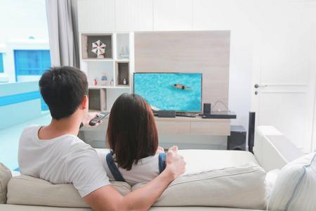 为什么大家都喜欢坐在电视机前看电视? 学类资讯 为什么大家都喜欢坐在电视机前看电视? 学类资讯