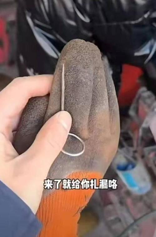 北京一汽修店员工手套藏针扎轮胎多收费?回应:补胎业务外包(补胎修理工车主手套潇湘晨报) 汽修知识 北京一汽修店员工手套藏针扎轮胎多收费?回应:补胎业务外包(补胎修理工车主手套潇湘晨报) 汽修知识