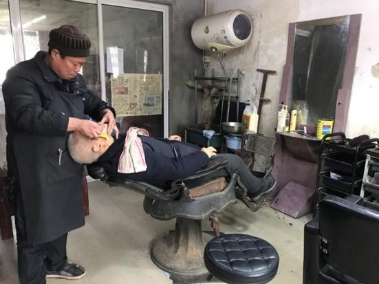 江苏海门“3元理发哥“:20年如一日不涨价(理发刮胡子师傅顾客理发店) 汽修知识 江苏海门“3元理发哥“:20年如一日不涨价(理发刮胡子师傅顾客理发店) 汽修知识