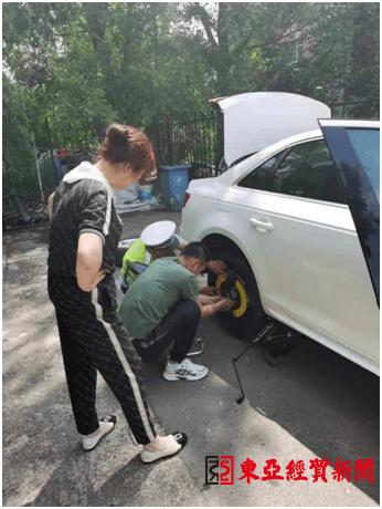 交警变身“修理工”帮助司机更换轮胎(轮胎民警司机林区更换) 汽修知识 交警变身“修理工”帮助司机更换轮胎(轮胎民警司机林区更换) 汽修知识