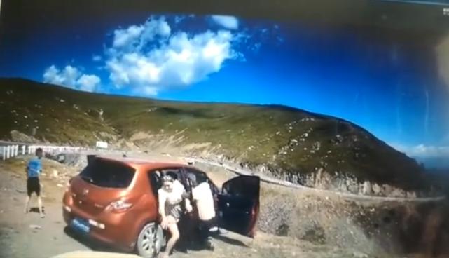 因司机粗心大意忘记拉手刹,车内家人同车滑下山崖(山崖车辆粗心大意司机家人) 汽修知识 因司机粗心大意忘记拉手刹,车内家人同车滑下山崖(山崖车辆粗心大意司机家人) 汽修知识