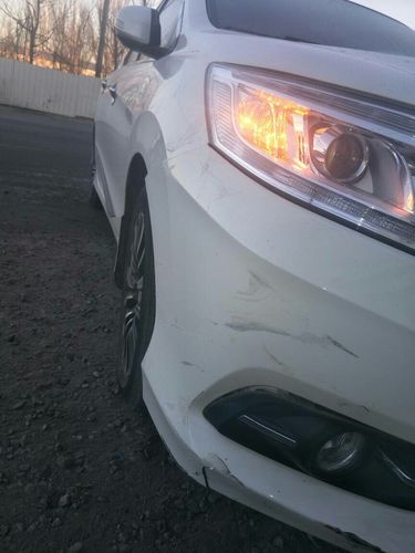 小轿车蹭上反光柱(光柱驾驶人弯道中队小轿车) 汽修知识 小轿车蹭上反光柱(光柱驾驶人弯道中队小轿车) 汽修知识