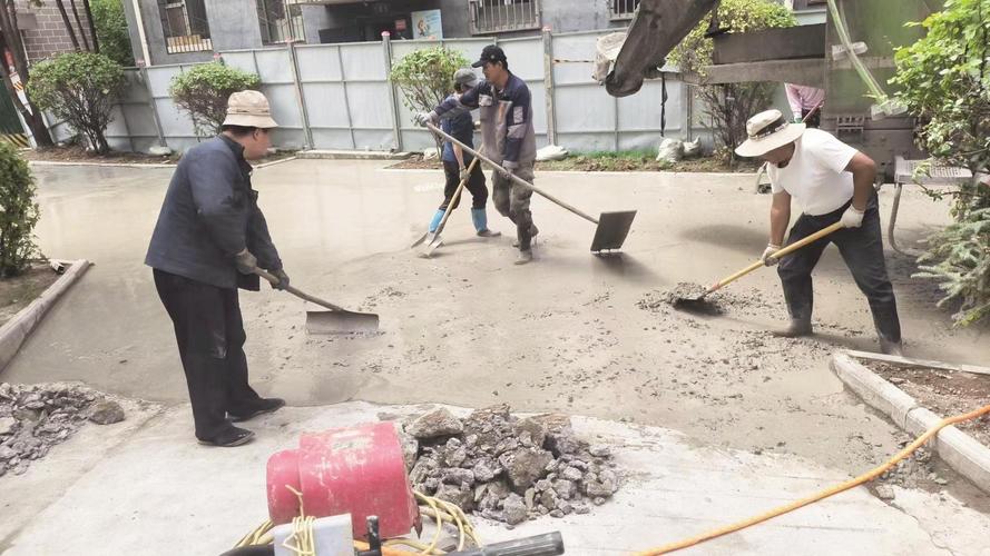 路面坑洼坐车似“摇篮” 市民期盼早日修复(路段坑洼路面市民南路) 汽修知识 路面坑洼坐车似“摇篮” 市民期盼早日修复(路段坑洼路面市民南路) 汽修知识