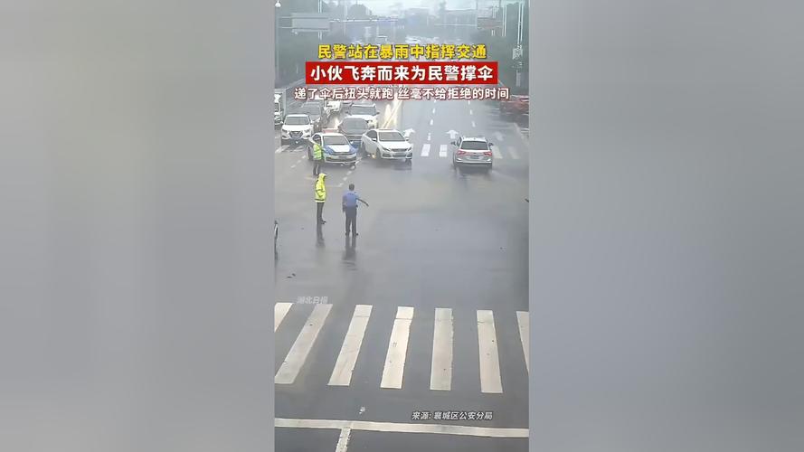 金属装饰条脱落悬空中 考点执勤民警快速排险情(襄阳金属装饰脱落民警) 汽修知识 金属装饰条脱落悬空中 考点执勤民警快速排险情(襄阳金属装饰脱落民警) 汽修知识