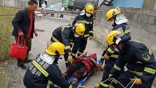 瑞安一轿车冲入塘河 众人救起了副驾乘客 驾驶员却……(轿车消防队员上岸赶到现场救起) 汽修知识 瑞安一轿车冲入塘河 众人救起了副驾乘客 驾驶员却……(轿车消防队员上岸赶到现场救起) 汽修知识