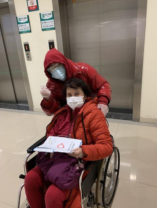“你听到没有?”武汉妻子喊话重症室丈夫:院里的花还等你回来浇水(阳春的花浇水回来等你) 汽修知识 “你听到没有?”武汉妻子喊话重症室丈夫:院里的花还等你回来浇水(阳春的花浇水回来等你) 汽修知识