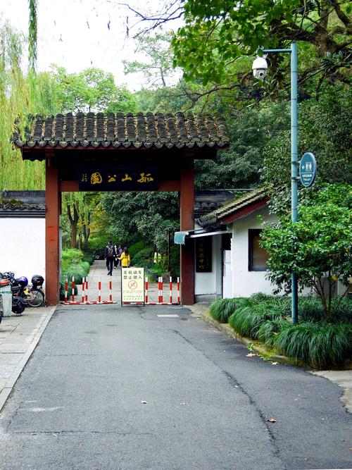 记者帮|西湖边的孤山公园座椅有锈迹?一位杭州市民想提个建议(座椅孤山公园记者市民) 汽修知识 记者帮|西湖边的孤山公园座椅有锈迹?一位杭州市民想提个建议(座椅孤山公园记者市民) 汽修知识