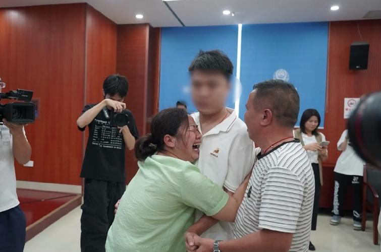 抱住失散31年的儿子,妈妈这句“道歉”令人心碎(儿子妈妈失散这句道歉) 汽修知识 抱住失散31年的儿子,妈妈这句“道歉”令人心碎(儿子妈妈失散这句道歉) 汽修知识