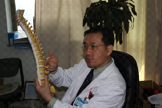 残疾小伙凭手艺挺直腰杆(腰杆小伙挺直维修残疾人) 汽修知识 残疾小伙凭手艺挺直腰杆(腰杆小伙挺直维修残疾人) 汽修知识