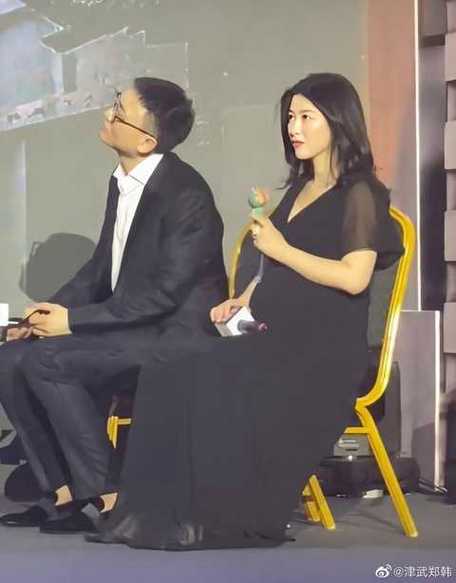太太气场超强,志伟化身小弟贴心为老婆开门(太太谈资老婆两人开门) 汽修知识 太太气场超强,志伟化身小弟贴心为老婆开门(太太谈资老婆两人开门) 汽修知识