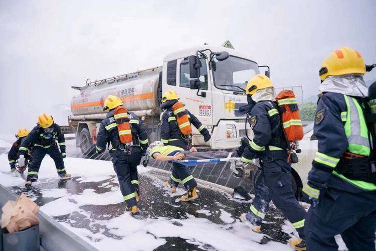 确山县公路事业发展中心暖心救助被困车辆 守护冰雪平安路(事业发展车辆公路被困冰雪) 汽修知识 确山县公路事业发展中心暖心救助被困车辆 守护冰雪平安路(事业发展车辆公路被困冰雪) 汽修知识