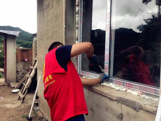 加油!】七旬老人组建维修队义务修门窗(门窗维修村里义务居民) 汽修知识 加油!】七旬老人组建维修队义务修门窗(门窗维修村里义务居民) 汽修知识