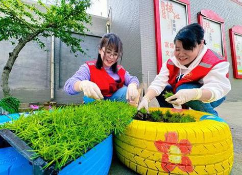 丽水社区居民为春日充植 让小区颜值更养眼 范文模稿 丽水社区居民为春日充植 让小区颜值更养眼 范文模稿