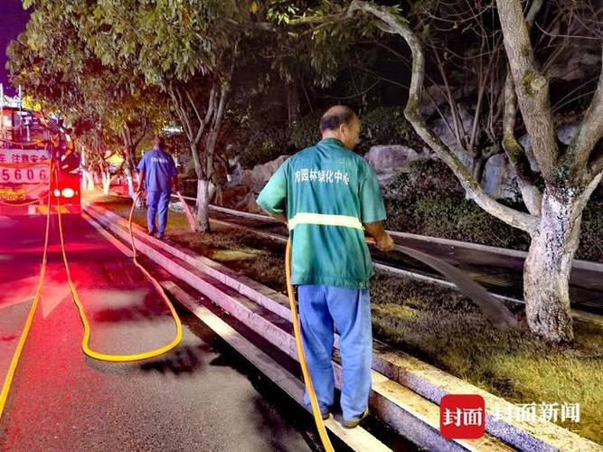 洒水车深夜穿梭城区送去生命之水 四川泸州400余名绿化工人昼夜抗旱让绿植过烤关 范文模稿 洒水车深夜穿梭城区送去生命之水 四川泸州400余名绿化工人昼夜抗旱让绿植过烤关 范文模稿