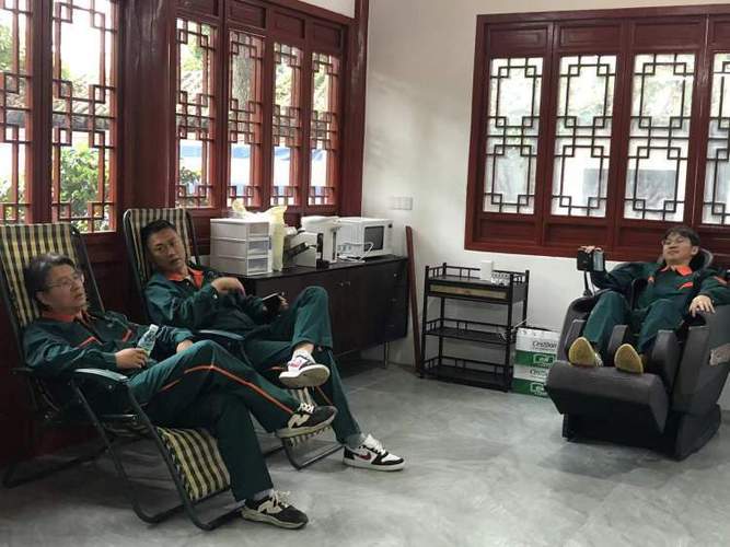 边听音乐边看书杨浦首个公园里的职工工间休息室开放百余名绿化工人有了更舒适休息空间 范文模稿 边听音乐边看书杨浦首个公园里的职工工间休息室开放百余名绿化工人有了更舒适休息空间 范文模稿